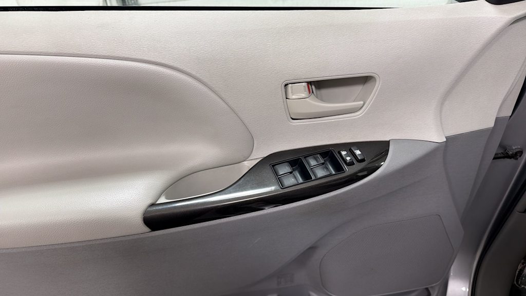 Thumbnail: 2013 Toyota Sienna - 25