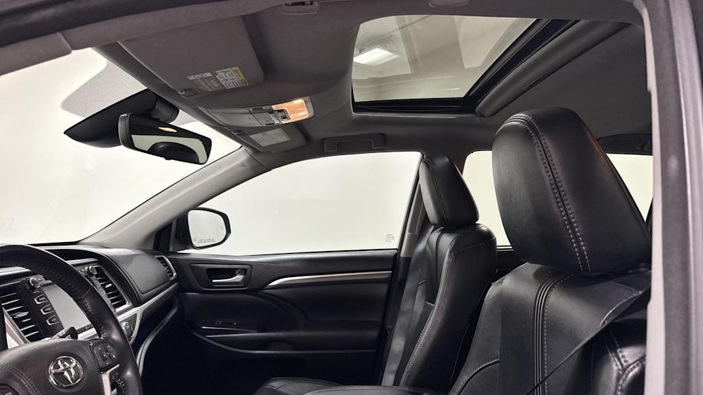 Thumbnail: 2017 Toyota Highlander - 31