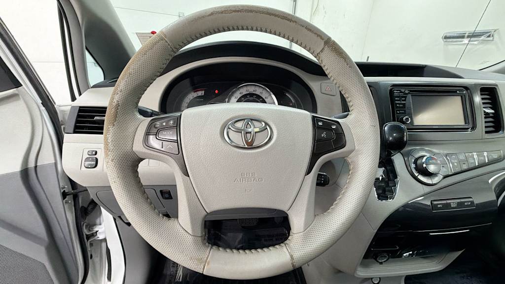 Thumbnail: 2014 Toyota Sienna - 9