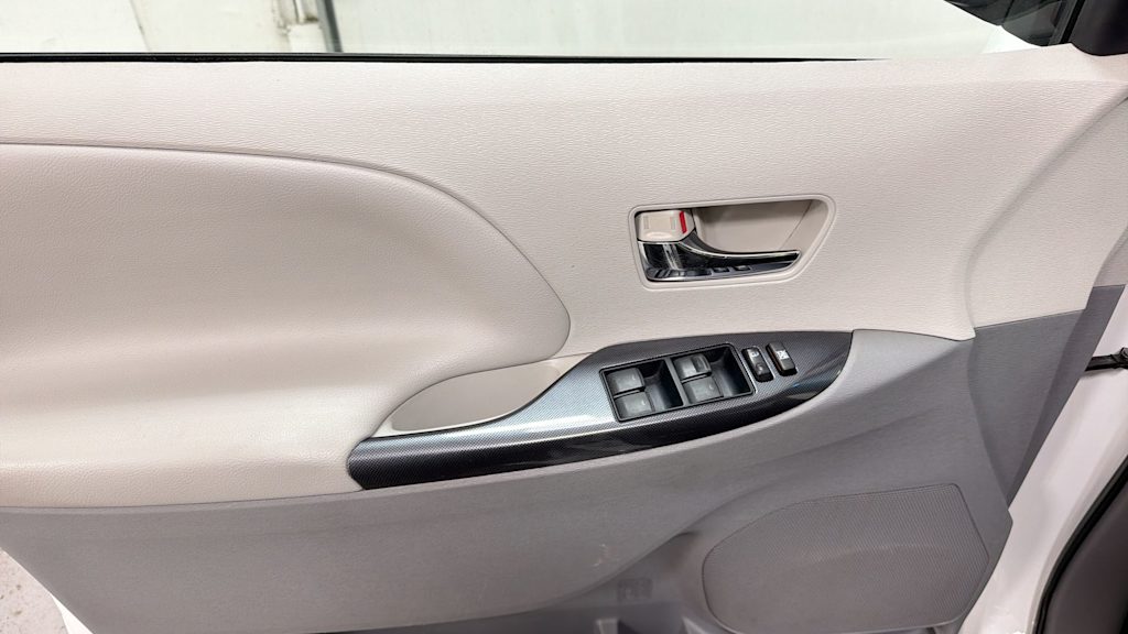 Thumbnail: 2014 Toyota Sienna - 26
