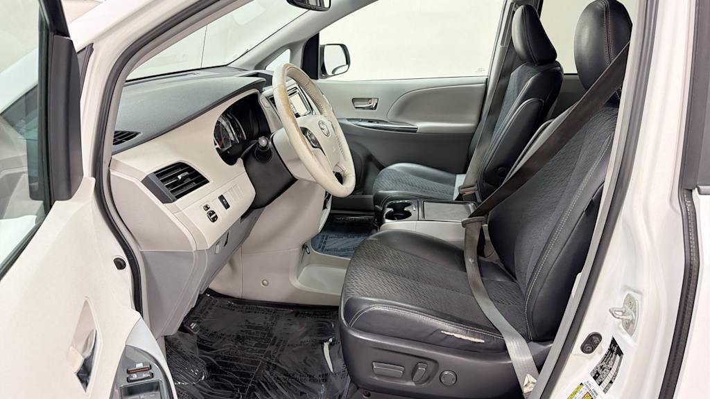 Thumbnail: 2014 Toyota Sienna - 10
