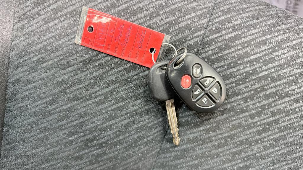 Thumbnail: 2014 Toyota Sienna - 18