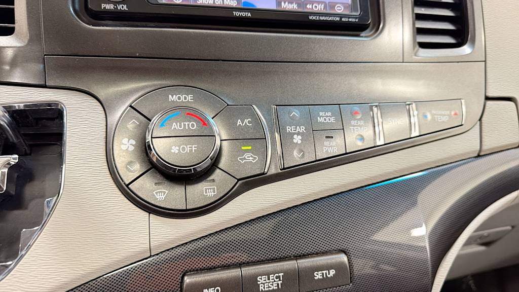 Thumbnail: 2014 Toyota Sienna - 29