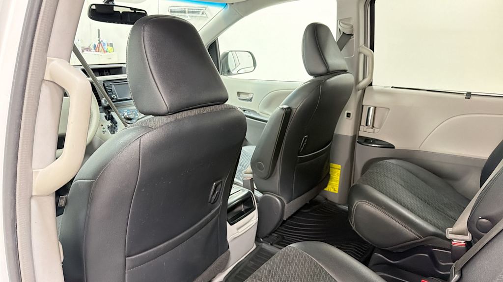 Thumbnail: 2014 Toyota Sienna - 32