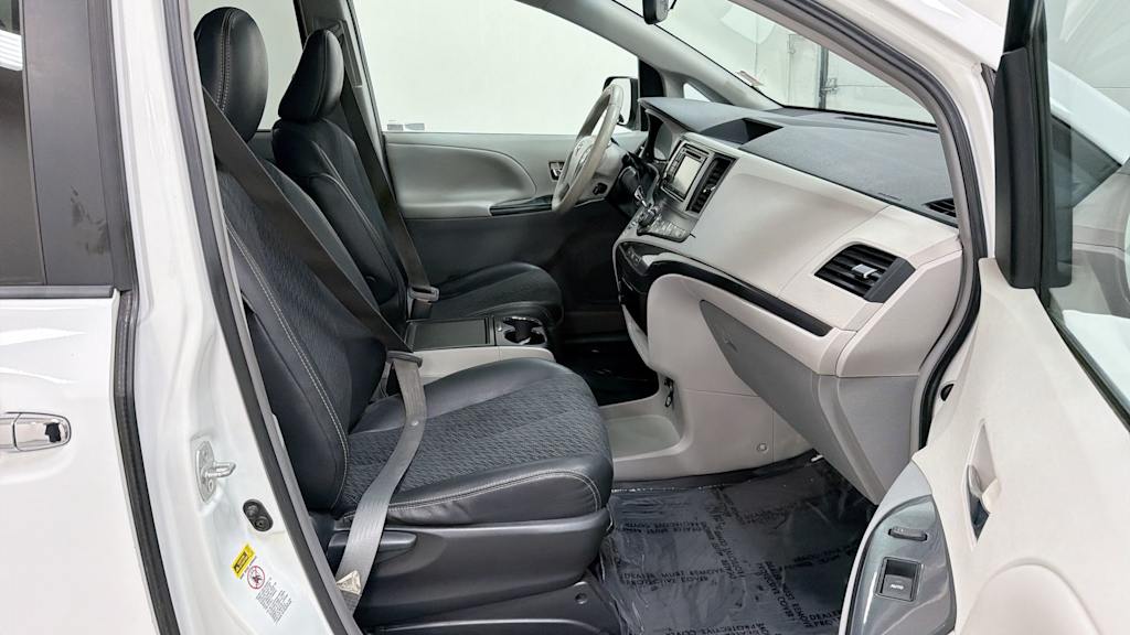 Thumbnail: 2014 Toyota Sienna - 33