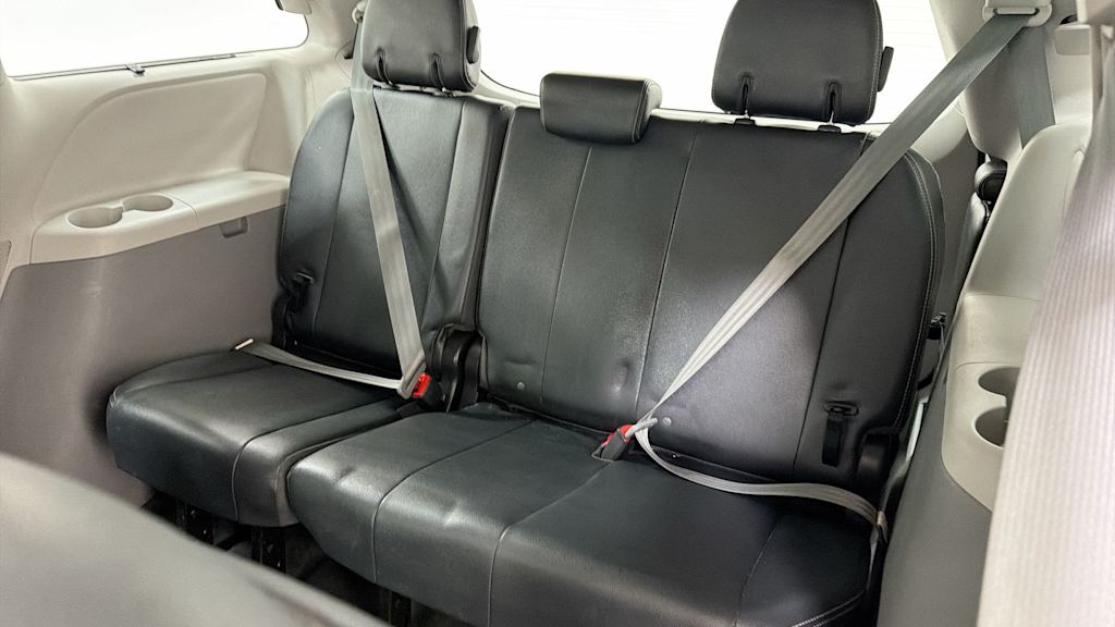 Thumbnail: 2014 Toyota Sienna - 31