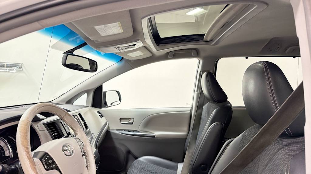 Thumbnail: 2014 Toyota Sienna - 11