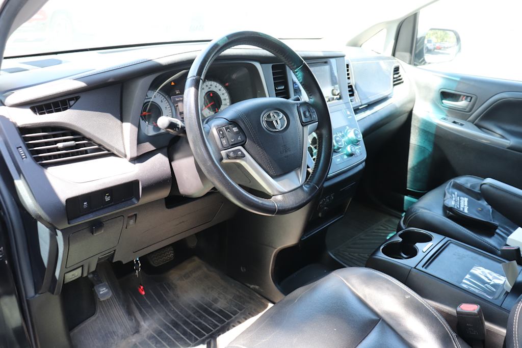 Thumbnail: 2017 Toyota Sienna - 2