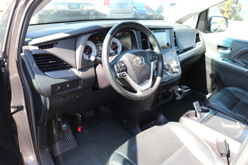 Thumbnail: 2017 Toyota Sienna - 2