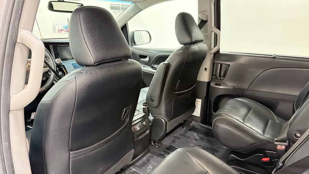 Thumbnail: 2017 Toyota Sienna - 31