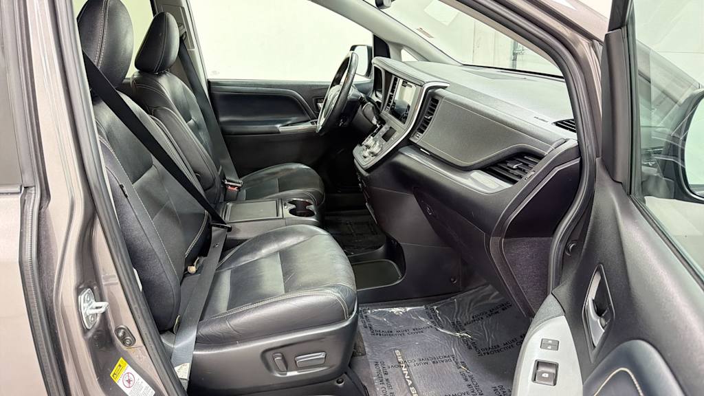 Thumbnail: 2017 Toyota Sienna - 32