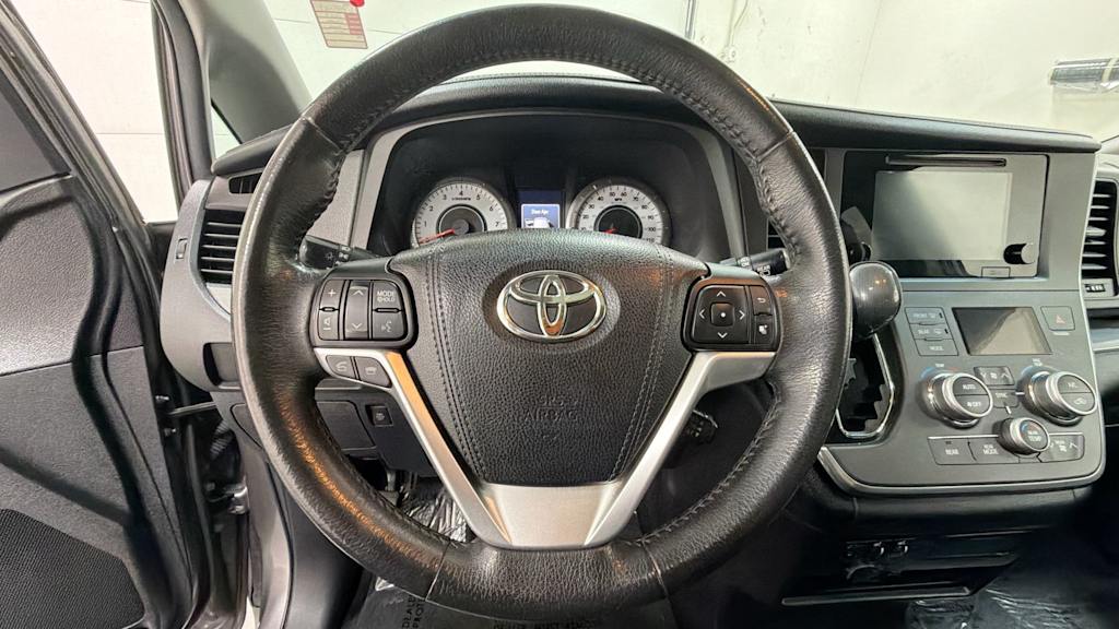 Thumbnail: 2017 Toyota Sienna - 9