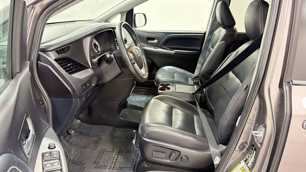 Thumbnail: 2017 Toyota Sienna - 10