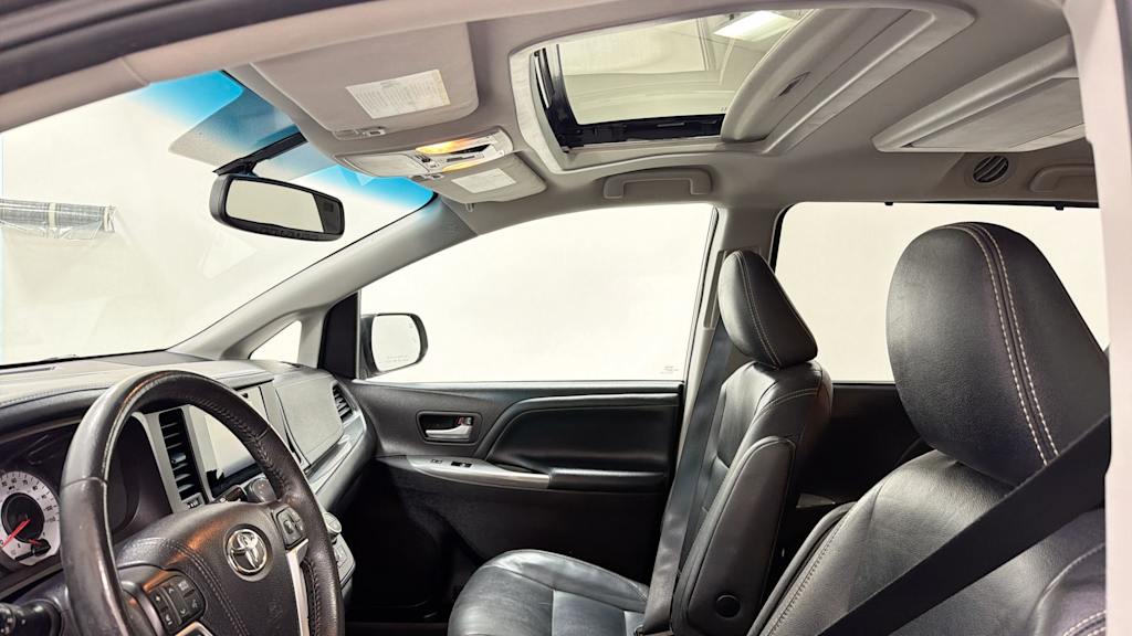 Thumbnail: 2017 Toyota Sienna - 11