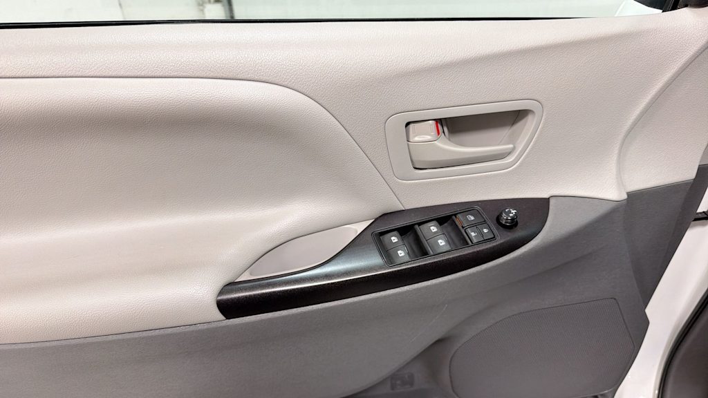 Thumbnail: 2015 Toyota Sienna - 26