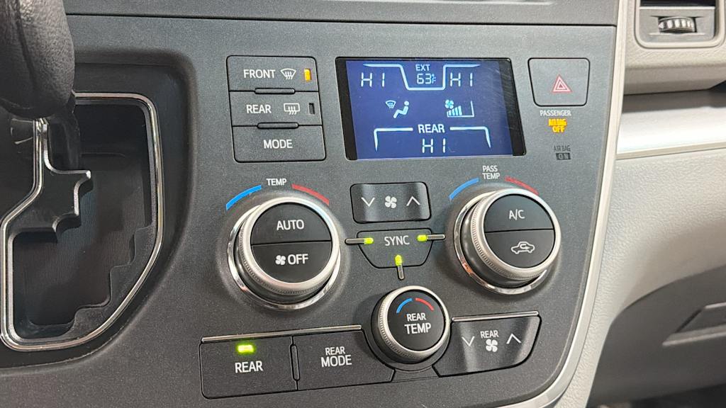 Thumbnail: 2015 Toyota Sienna - 28