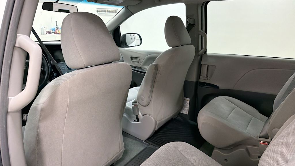 Thumbnail: 2015 Toyota Sienna - 30