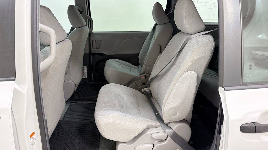 Thumbnail: 2015 Toyota Sienna - 13