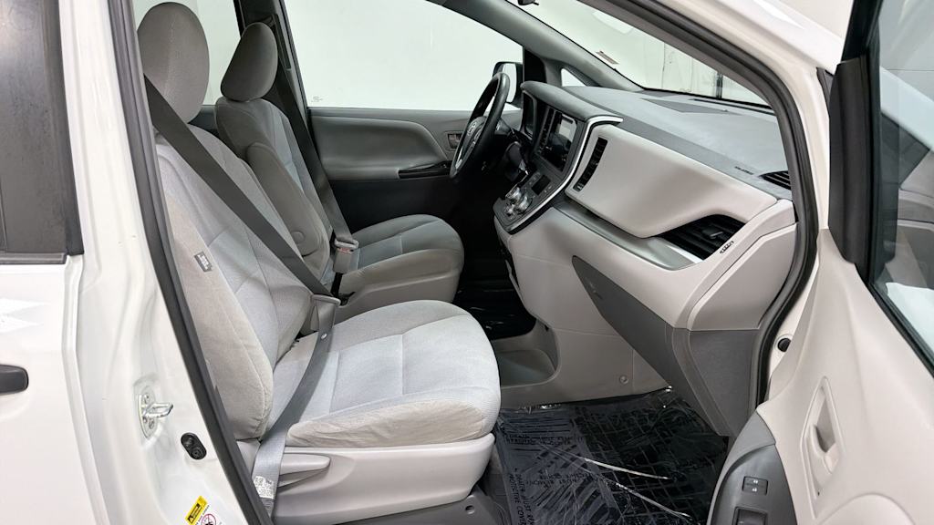 Thumbnail: 2015 Toyota Sienna - 31