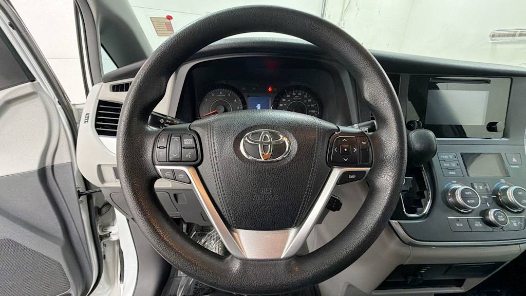 Thumbnail: 2015 Toyota Sienna - 10