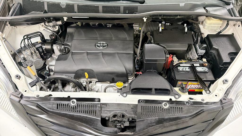 Thumbnail: 2015 Toyota Sienna - 9