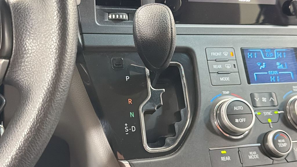 Thumbnail: 2015 Toyota Sienna - 16