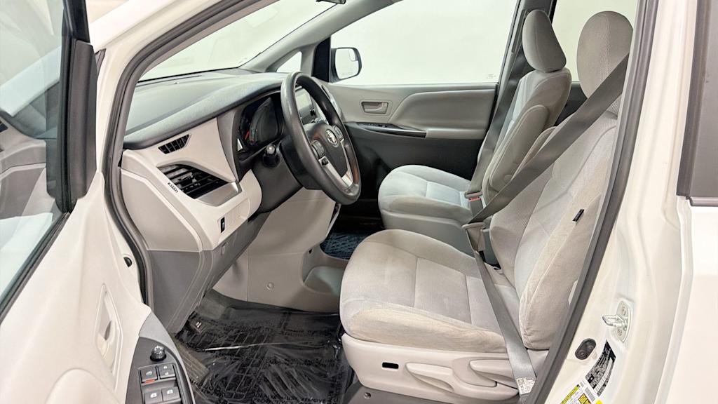 Thumbnail: 2015 Toyota Sienna - 11