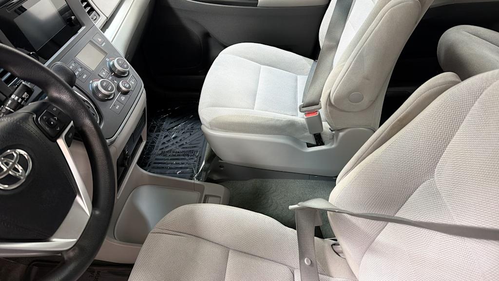 Thumbnail: 2015 Toyota Sienna - 12