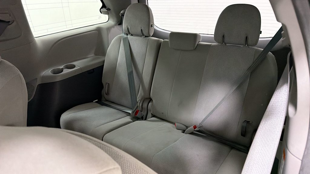 Thumbnail: 2015 Toyota Sienna - 29