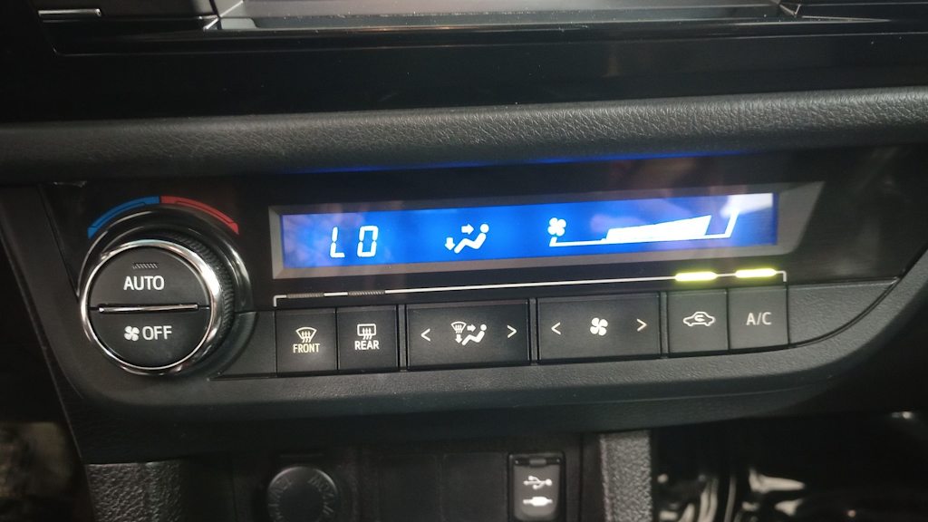 2016 Toyota Corolla LE 27