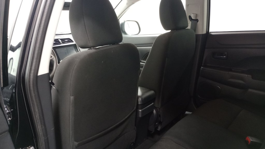 2020 Mitsubishi Outlander Sport ES 28
