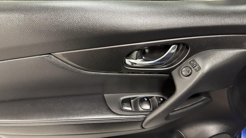 Thumbnail: 2017 Nissan Rogue - 26