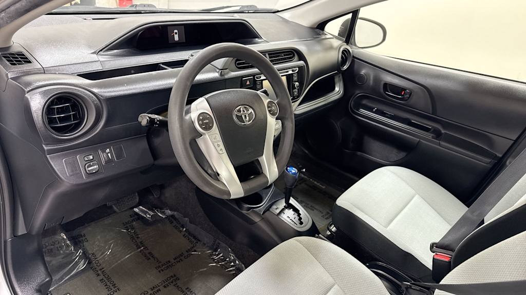 Thumbnail: 2016 Toyota Prius c - 2