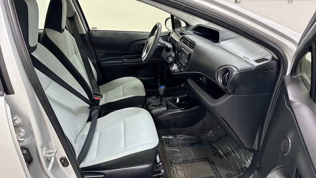 Thumbnail: 2016 Toyota Prius c - 29
