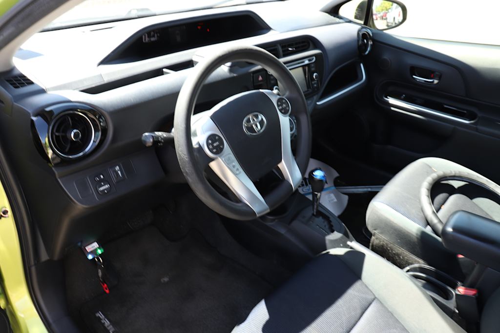Thumbnail: 2015 Toyota Prius c - 2