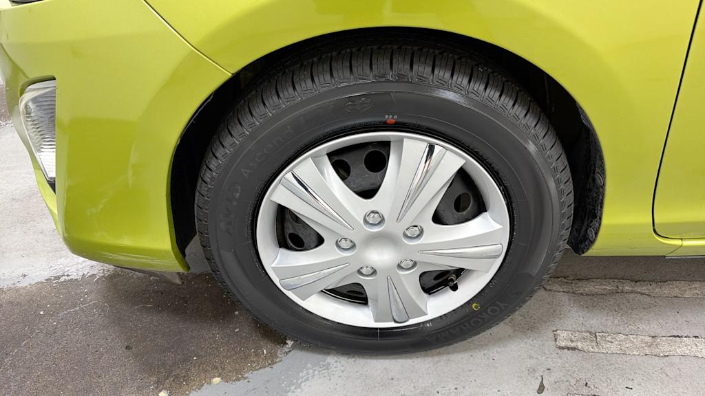 Thumbnail: 2015 Toyota Prius c - 6