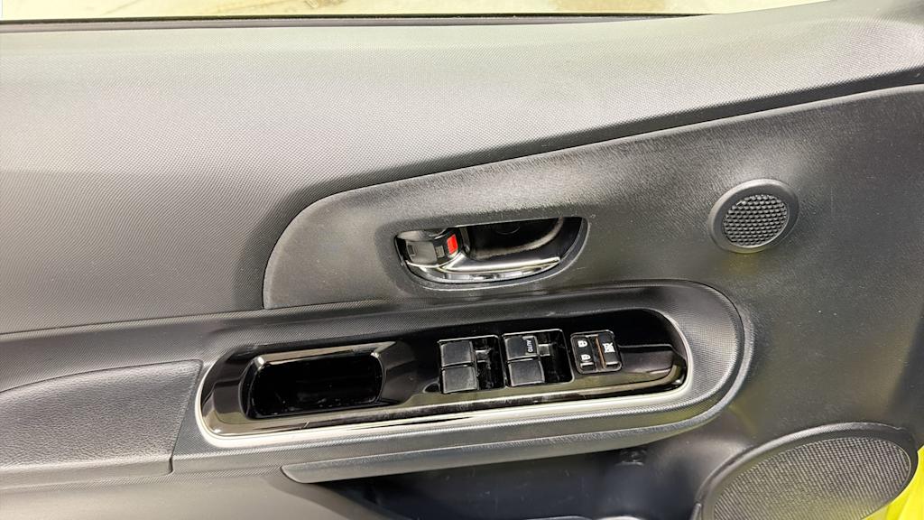 Thumbnail: 2015 Toyota Prius c - 24