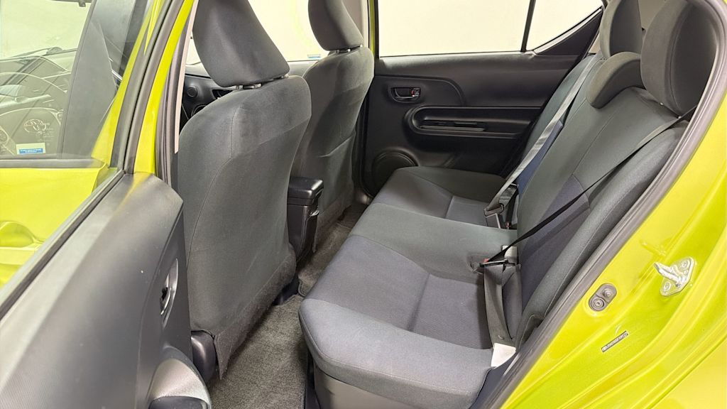 Thumbnail: 2015 Toyota Prius c - 11