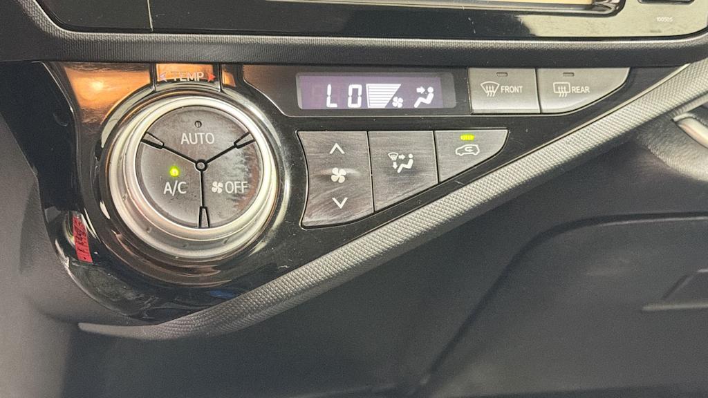 Thumbnail: 2015 Toyota Prius c - 25