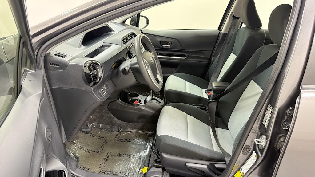 Thumbnail: 2015 Toyota Prius c - 10