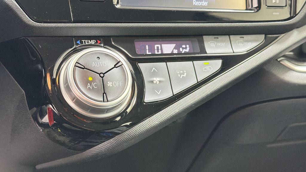 Thumbnail: 2015 Toyota Prius c - 27
