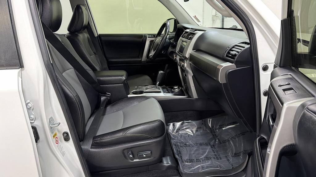 Thumbnail: 2015 Toyota 4Runner - 29