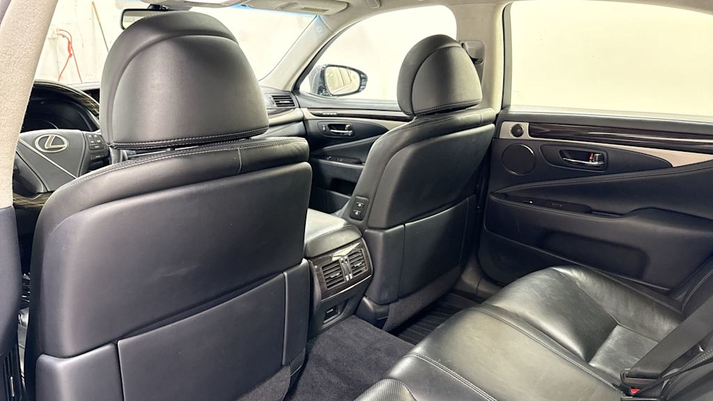 2016 Lexus LS 460 31