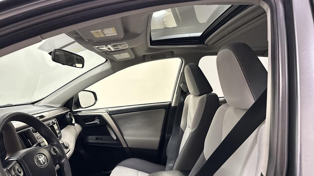 Thumbnail: 2015 Toyota RAV4 - 29