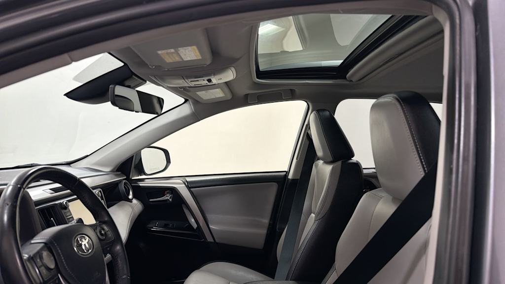 Thumbnail: 2018 Toyota RAV4 - 30