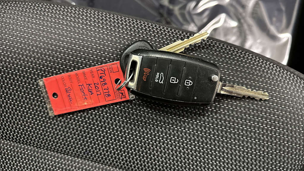 Thumbnail: 2017 Kia Forte - 17