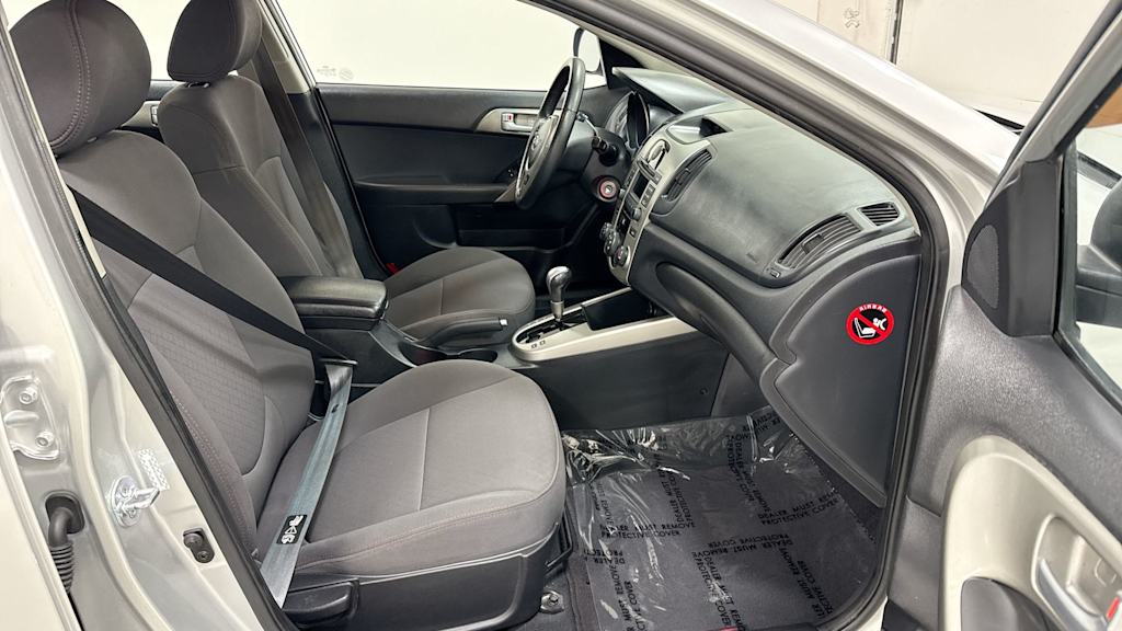 2010 Kia Forte SX 29