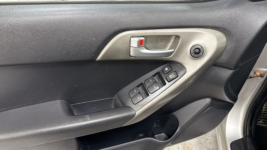 2010 Kia Forte SX 26