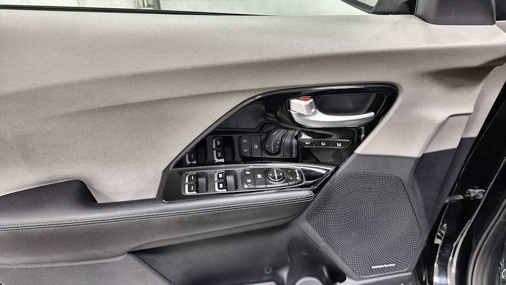 Thumbnail: 2017 Kia Niro - 25