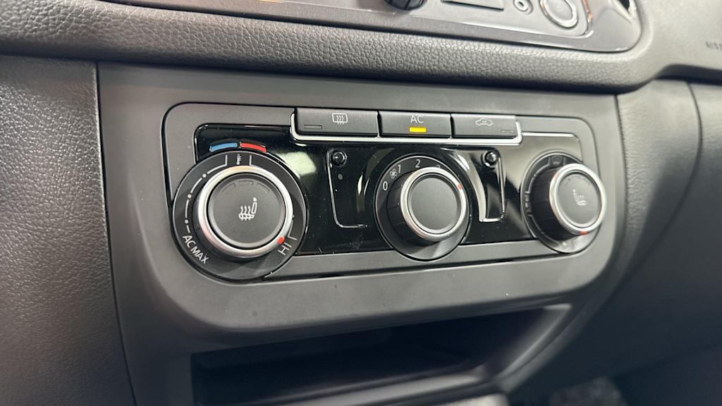 Thumbnail: 2012 Volkswagen Tiguan - 28